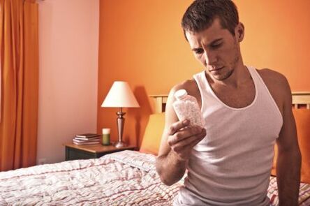 Un uomo con una cura per la prostatite