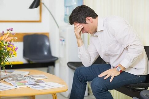 Un uomo sta pensando di curare la prostatite con i farmaci